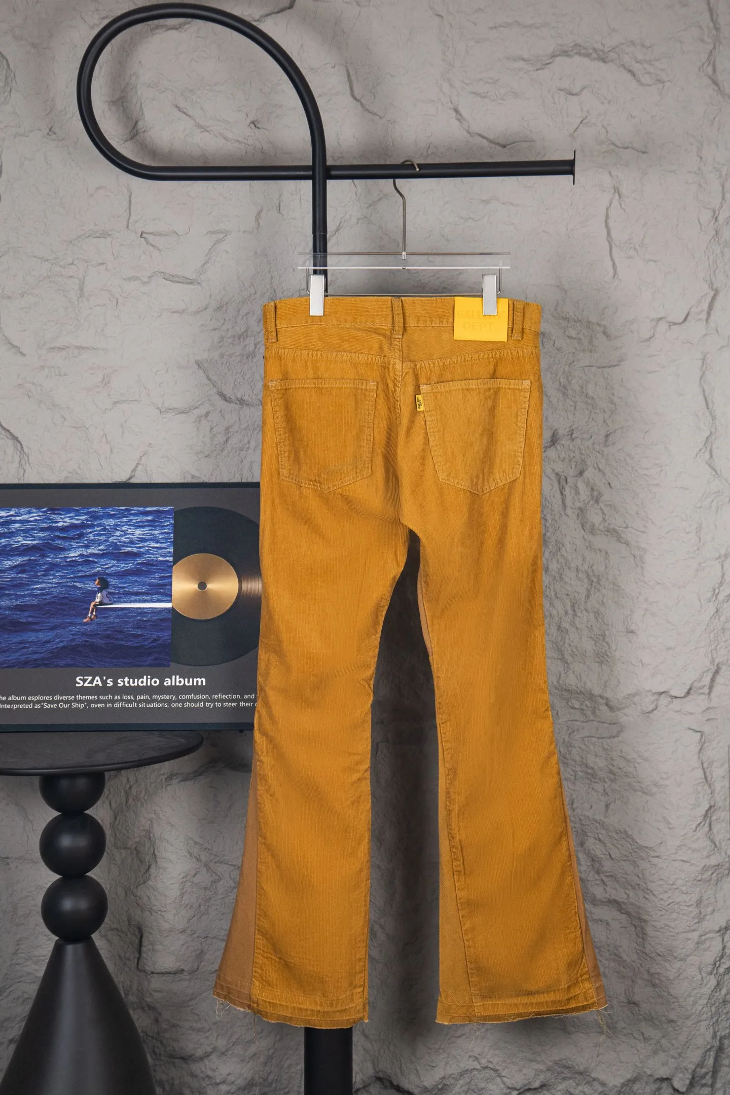 Style number: M393 P250 GALLERY DEPT Khaki corduroy embroidered bootcut jeans trousers Code number: 28 30 32 34 36